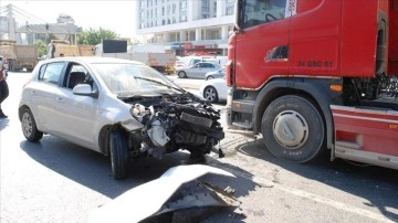 Çekmeköy'de 3 arabanın karıştığı kaza zımnında trafik yoğunluğu oluştu