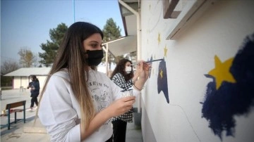 Çocukların hayalet dünyası mimar adaylarınca köy okullarının duvarlarına yansıtılıyor