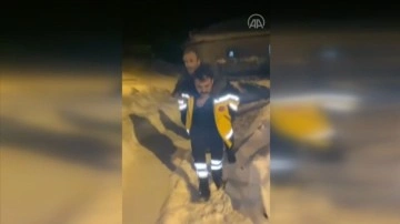 Çorum'da sağlık çalışanı, hastayı karla ciltli yolda 500 mt. sırtında taşıdı