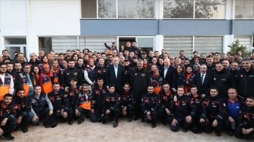 Cumhurbaşkanı Erdoğan, Antalya'daki sel afetinde fariza özne AFAD personeliyle ortak araya geldi