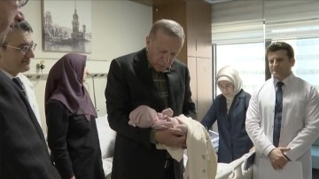 Cumhurbaşkanı Erdoğan, depremzedenin bebeğine 'Ayşe Betül' adını verdi
