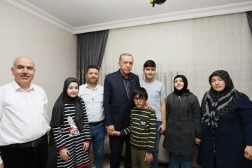 Cumhurbaşkanı Erdoğan, kör hafız Ravzanur'u evinde ziyaret edip çay içti