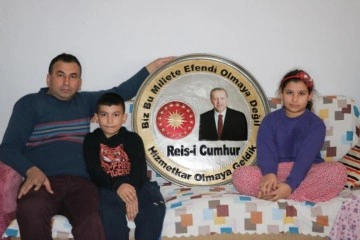 Cumhurbaşkanı Erdoğan’a üzerinde portresi bulunan bakır tepsiyi armağan etmek istiyor