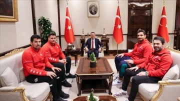 Cumhurbaşkanı Yardımcısı Oktay, milli güreşçiler Kayaalp ve Akgül'ü onama etti