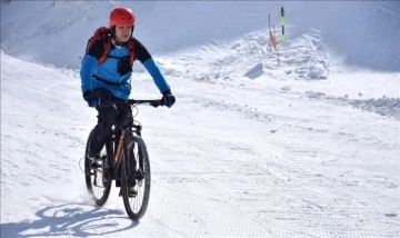 Dağ bisikleti tutkunları "Palandöken Snow Downhill" etkinliğinde buluştu