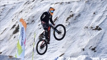 Dağ bisikleti tutkunları Palandöken'de kar üzerinde yarıştı