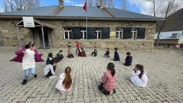 Dağ köyünün esirgemez öğretmeni öğrencilerini pedagojik oyunlarla geleceğe hazırlıyor
