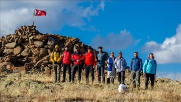 Dağcılar Ardahan'daki Köroğlu Kalesi'ne yürüyüş yapmış olup Türk bayrağını dikti