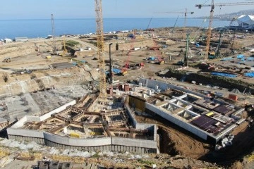 Deniz dolgusuna inşa edilecek Trabzon Şehir Hastanesi için fore kazık emekleri sürüyor