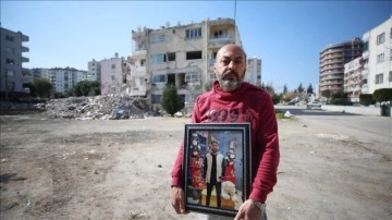 Depremde ölen oğlunun fotoğrafını yanından ayırmıyor