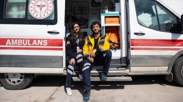 Depremi canlı sağlık personeli çift, acılarını ortak yana bırakıp desteğe koştu