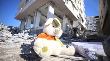 Depremlerde yıkılan binaların enkazında hüzünlendiren anılar kaldı