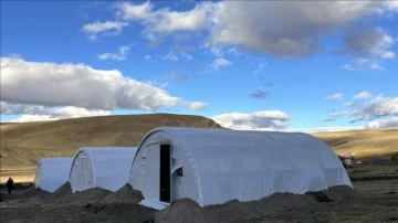 Depremzede besiciler hayvanlarını şita boyu termal çadırlarda besleyecek