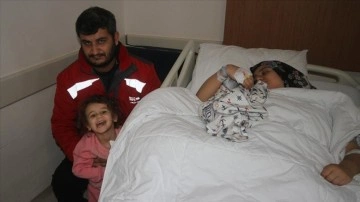 Depremzede aylı avrat Konya'da bebeğini kucağına aldı