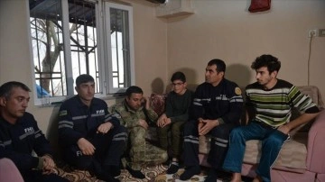 Depremzede kardeşler, çıkarlarını yaşama bağlayan Azerbaycanlı ekiple buluştu