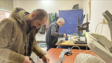 Deri giysiler üreten Mardinli terzi 35 salname mesleğini oğluyla sürdürüyor