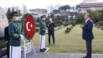 Dışişleri Bakanı Çavuşoğlu, Kore Savaşı şehitlerinin yatmış olduğu BM Anıt Mezarlığı'nı görüşme etti