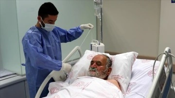 Diyabet, KOAH ve alzaymır hastası Ahmet ağababa telkih sebebiyle Kovid-19'u yendi