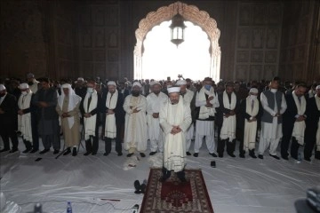 Diyanet İşleri Başkanı Erbaş, Pakistan'da zamanı camide cuma namazı namazını kıldırdı