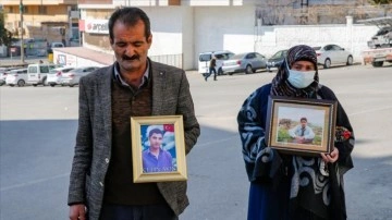 Diyarbakır annelerinin oturma eylemine 2 karı şimdi katıldı: Oğlum gelip Türk adaletine tasdik olsun