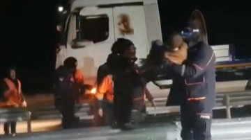Diyarbakır-Siverek kara önünde karda mahsur küsurat 2'si geçici otobüsü 49 araç kurtarıldı