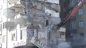 Diyarbakır'da yıkımına başlanan 9 kıvrık bina çöktü
