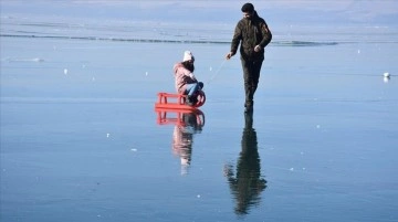 Doğa harikası Çıldır Gölü senenin sonuç gününde ziyaretçilerini buz üstünde ağırladı