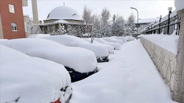 Doğu Anadolu'da ilkbaharda derin kar çarpıcı oldu