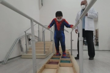 Doktorların ‘yürüyemez’ dediği küçük Abbas, özel tedavi programıyla yürümeye başladı