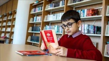 Dokuz yaşındaki 'kitap kurdu' ayrımsız anda 4 im okuyor