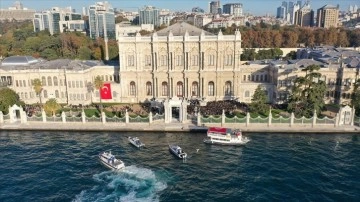 Dolmabahçe Sarayı uğrunda dalış fail dalgıçlar su altında Atatürk posteri açtı
