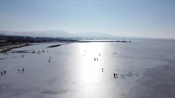 Donan Beyşehir Gölü'nün buzla ciltli yüzeyinde yürüyenlere "tehlike" uyarısı