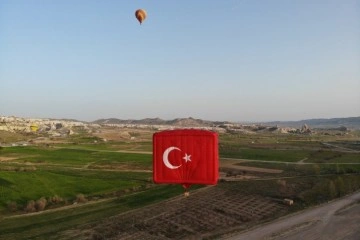 Dünyanın en büyük bayrak figürlü balonu Kapadokya’da havalandı