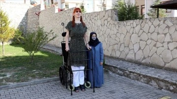 'Dünyanın en uzun kadını' unvanıyla Guinness'e girmenin mutluluğunu yaşıyor