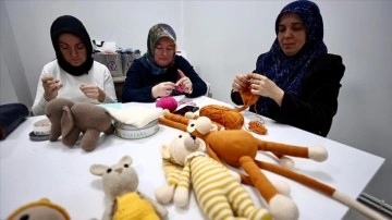 Düzce'de hanımefendilerin ördüğü oyuncaklar depremzede küçüklere ulaştırılıyor