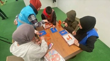 Düzce'de konuk edilen depremzede çocuklar, fahri oyun dostlarıyla maneviyat buluyor