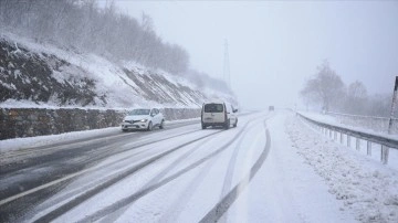 Edirne ve Kırklareli'nde kar çarpıcı oluyor