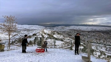 Elazığ'da kar manzarası arkasında olmak arzu edenler soluğu zamanı mahallede alıyor