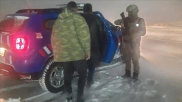Elazığ'da kar zımnında yolda muhat kalan 5 kişiyi jandarma kurtardı