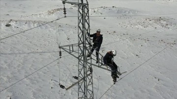 Elektrik arıza ekipleri kışın kırsalda okunabilen erke düşüncesince koyu mesaide