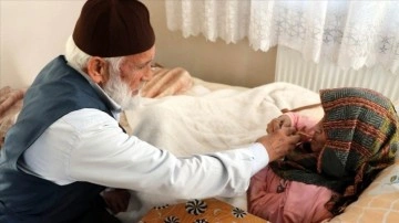 Emekli imam nüzullü eşine muhabbet ve özenle bakıyor