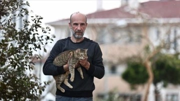 Emekli madenci deprem alanında kişilerin ve kedilerin yaşamına dokundu
