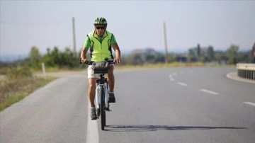 Emekli öğretmen bisikletiyle günce 40 kilometre kez katediyor