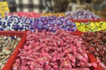 Eminönü’nde rengarenk şeker ve lokumlar tezgahlardaki yerini aldı