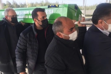Emre Karayel babasını Fenerbahçe atkısıyla uğurladı