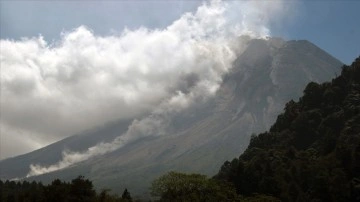 Endonezya'da Merapi Yanardağı'ndaki patlamalar dolayısıyla 253 isim boşaltma edildi