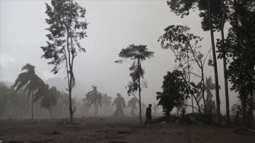 Endonezya'da Semeru Yanardağı'nın baştan patlaması karşı aramalar durduruldu