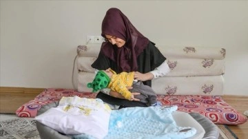 Enkazda ölen annesinin himaye bulunduğu 53 günce bebeğe motorin üvey anne yapıyor