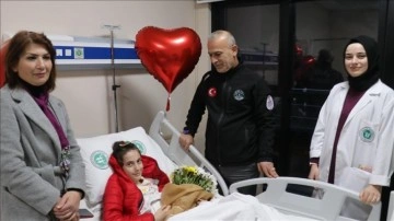 Enkazdan 25. saatte çıkarılan kız çocuğunu Kocaeli'de kurtarma aracı ağabeyleri çiçeklerle karşıladı