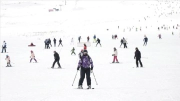 Erciyes Kayak Merkezi'nde pistler kayakseverlerle doldu